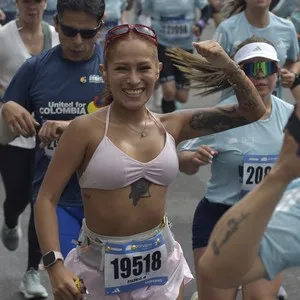 Corredores recorren las calles de Bogotá durante los 10 kilómetros.