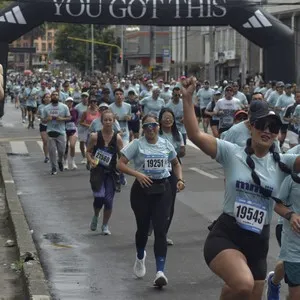 Atletas participan en el circuito de 10K de la carrera.
