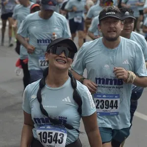 Runners avanzan por Bogotá durante la competencia de 10K.