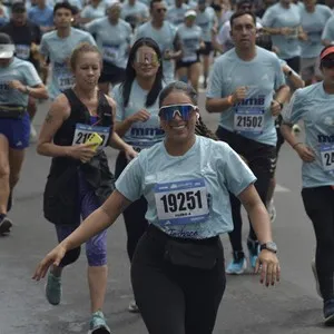 Corredora completa parte del recorrido de 10K.