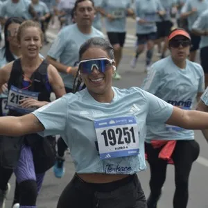 Atletas avanzan juntos por el circuito de 10 kilómetros.