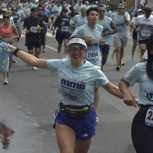 Participantes recorren Bogotá durante la jornada de 10K.
