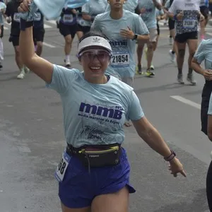 Corredores disfrutan el recorrido de 10K de la Media Maratón de Bogotá.