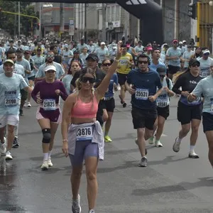 Corredoras participan en la carrera de 10 kilómetros de Bogotá.