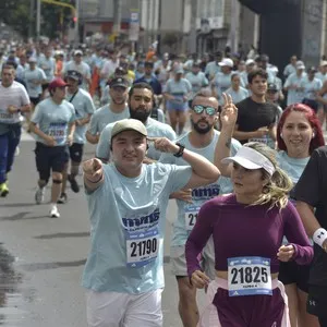 Grupo de runners avanza durante los 10K.