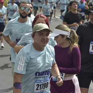 Atletas completan el circuito urbano de 10K en Bogotá.
