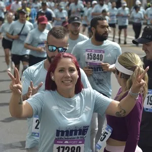 Corredores recorren el trazado de la carrera de 10K.