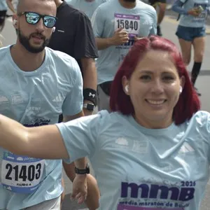 Participantes corren juntos durante los 10 kilómetros de la competencia.
