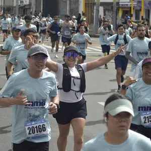 Atletas esperan la salida de la carrera en Bogotá.