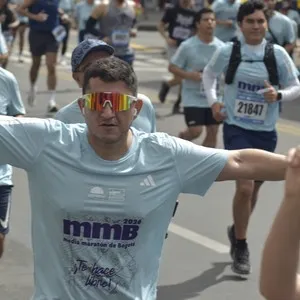 Corredoras esperan el inicio de la competencia atlética en Bogotá.