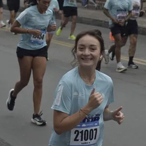 Corredores toman posición antes de la salida de la Media Maratón de Bogotá.