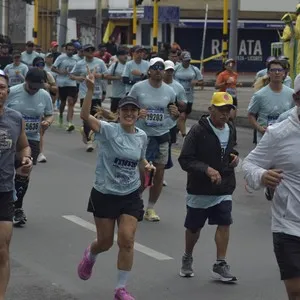 Participantes esperan el comienzo de los 21K en Bogotá.