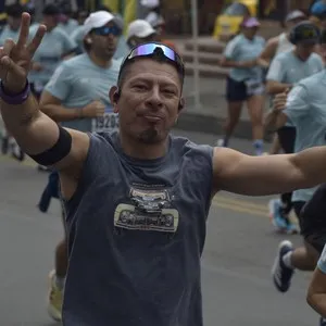 Atletas se preparan para la carrera de 10K de la Media Maratón.