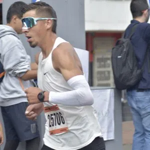Grupo de corredores espera la señal de salida en Bogotá.
