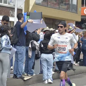 Atletas toman posición en la salida de la carrera.