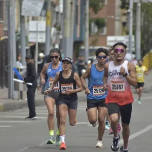 Corredoras se preparan para recorrer las calles de Bogotá.