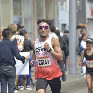 Grupo de atletas espera la salida de la competencia.