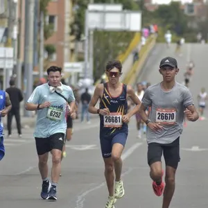 Participantes toman posición para iniciar la Media Maratón de Bogotá.