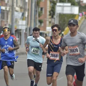 Corredores se preparan para enfrentar el recorrido de la carrera.