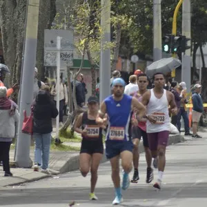 Corredoras se reúnen en la zona de salida de la Media Maratón.