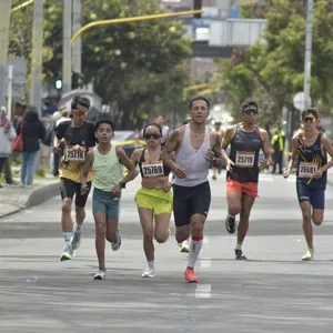 Grupo de corredores se prepara para la jornada atlética.