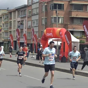 Participantes esperan la señal para comenzar la carrera.