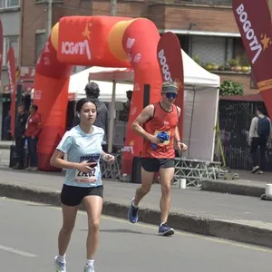 Runners toman posición antes de recorrer Bogotá.
