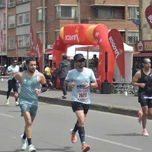 Atletas se concentran en la zona de salida de la competencia.