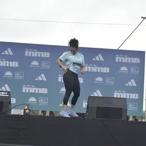 Participantes se preparan para correr por las calles de Bogotá.