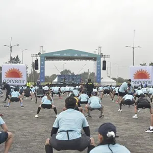 Participantes se acercan a la línea de llegada de la competencia.