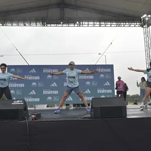 Corredoras completan los últimos kilómetros de la Media Maratón.