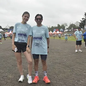 Runners avanzan hacia la meta durante la carrera en Bogotá.