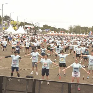 Grupo de corredores se acerca a la zona de llegada.
