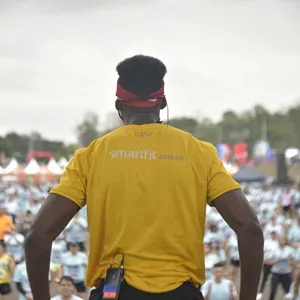 Atletas recorren la recta final de la Media Maratón de Bogotá.