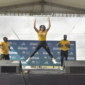 Corredoras completan los últimos metros de la competencia.