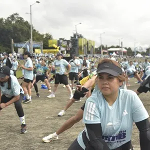 Corredores se aproximan a la meta de la carrera en Bogotá.