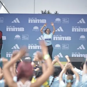 Runners recorren la recta final de los 21K.