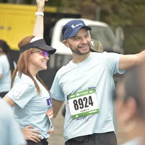 Grupo de atletas avanza hacia la llegada de la Media Maratón.