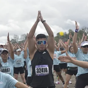 Corredores cruzan la meta de la Media Maratón de Bogotá.