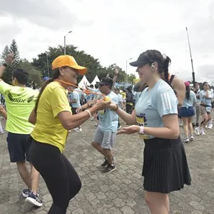Atletas celebran su llegada a la meta en Bogotá.