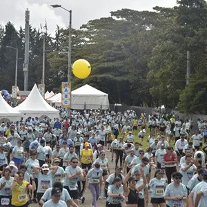 Participantes cruzan la línea final de la carrera.