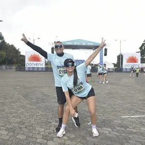 Corredoras celebran al completar el recorrido de la competencia.