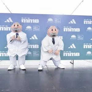Runners llegan a la meta después de completar los kilómetros.