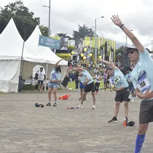 Grupo de corredores cruza la línea de llegada en Bogotá.