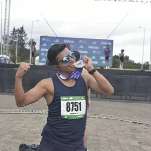 Atletas completan la Media Maratón de Bogotá en la zona de meta.