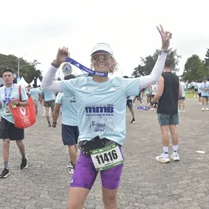 Participantes llegan a la meta de los 21K en Bogotá.