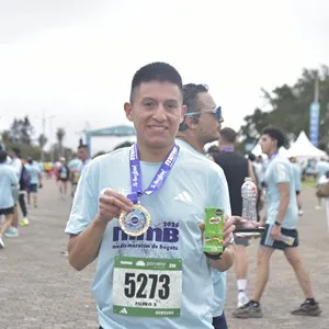 Corredoras cruzan la meta durante la jornada deportiva.