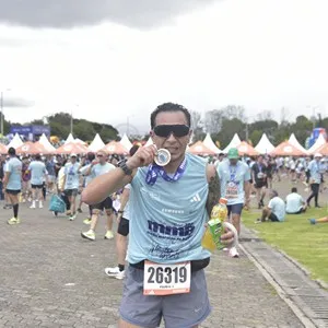 Grupo de atletas celebra la llegada a la meta de la carrera.