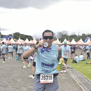 Runners completan los 10K y cruzan la línea de llegada.