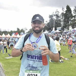 Corredores celebran su llegada después del recorrido en Bogotá.